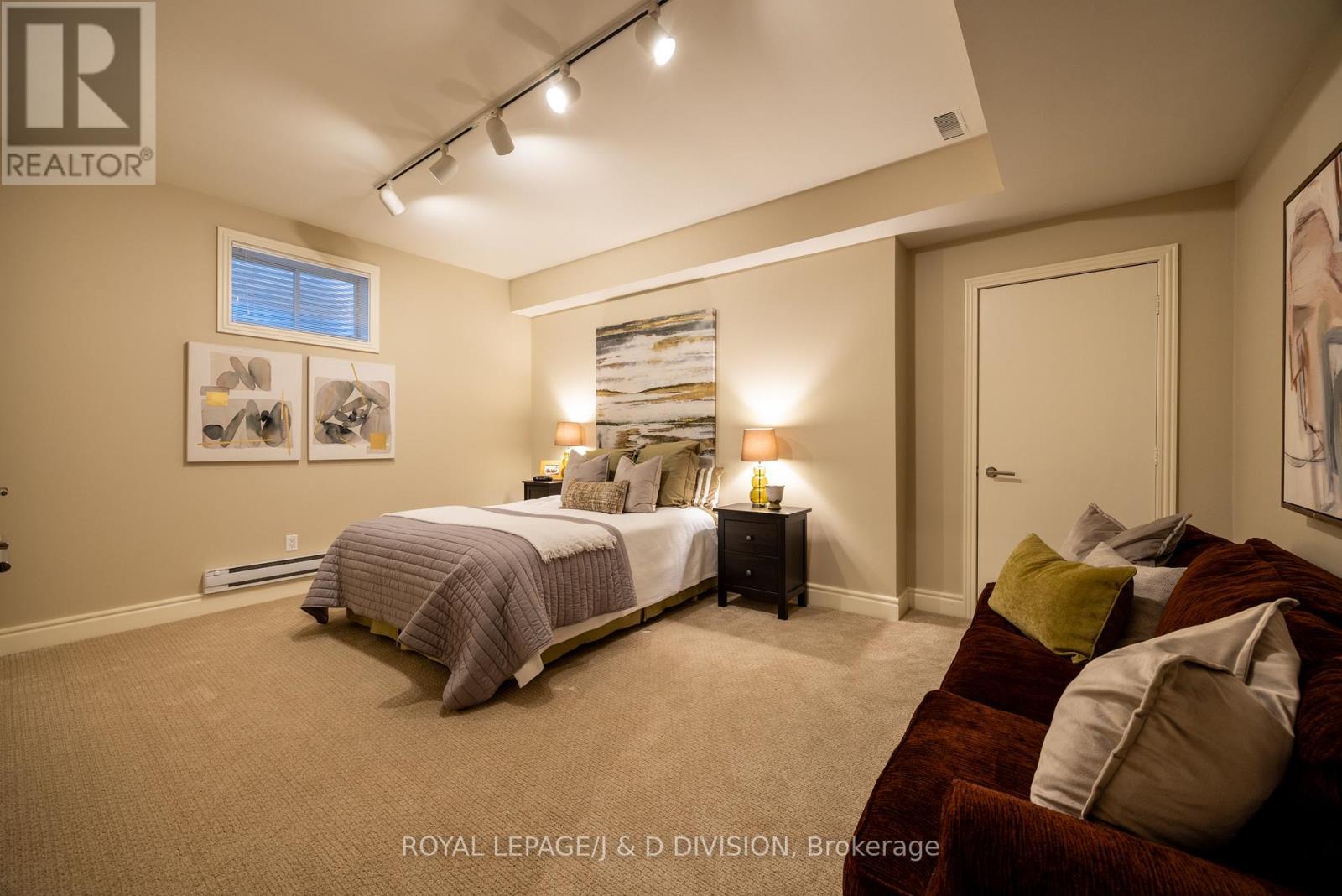












42 MUNRO BOULEVARD

,
Toronto,




Ontario
M2P1B9


