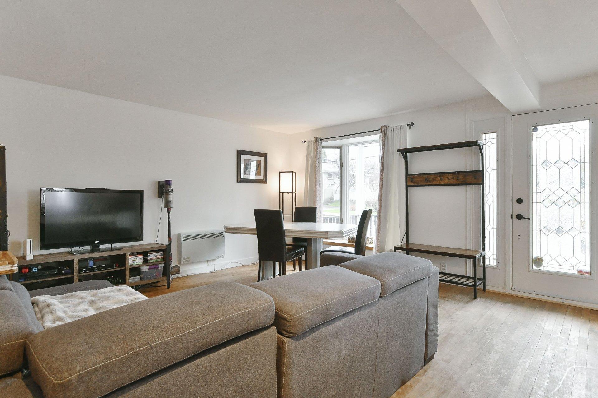 









238

 - 238B


Av. Barron

,
Lachute,




QC
J8H2G2

