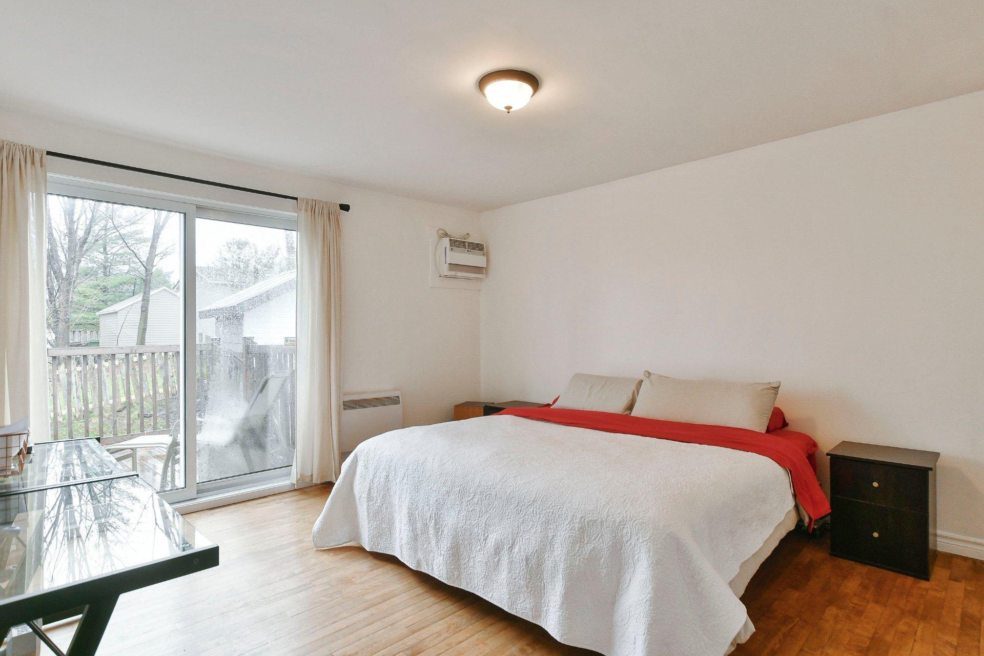 









238

 - 238B


Av. Barron

,
Lachute,




QC
J8H2G2

