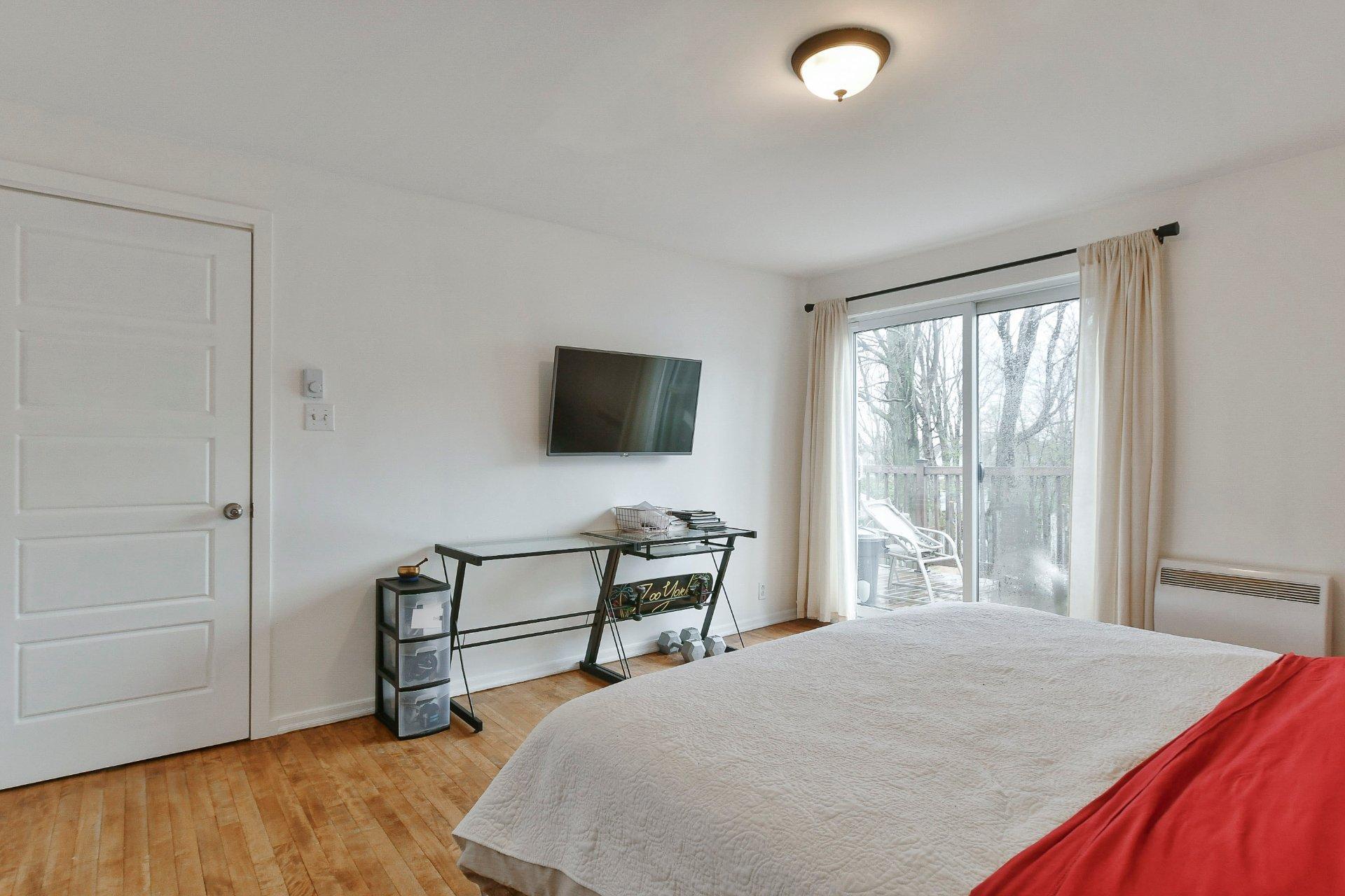 









238

 - 238B


Av. Barron

,
Lachute,




QC
J8H2G2

