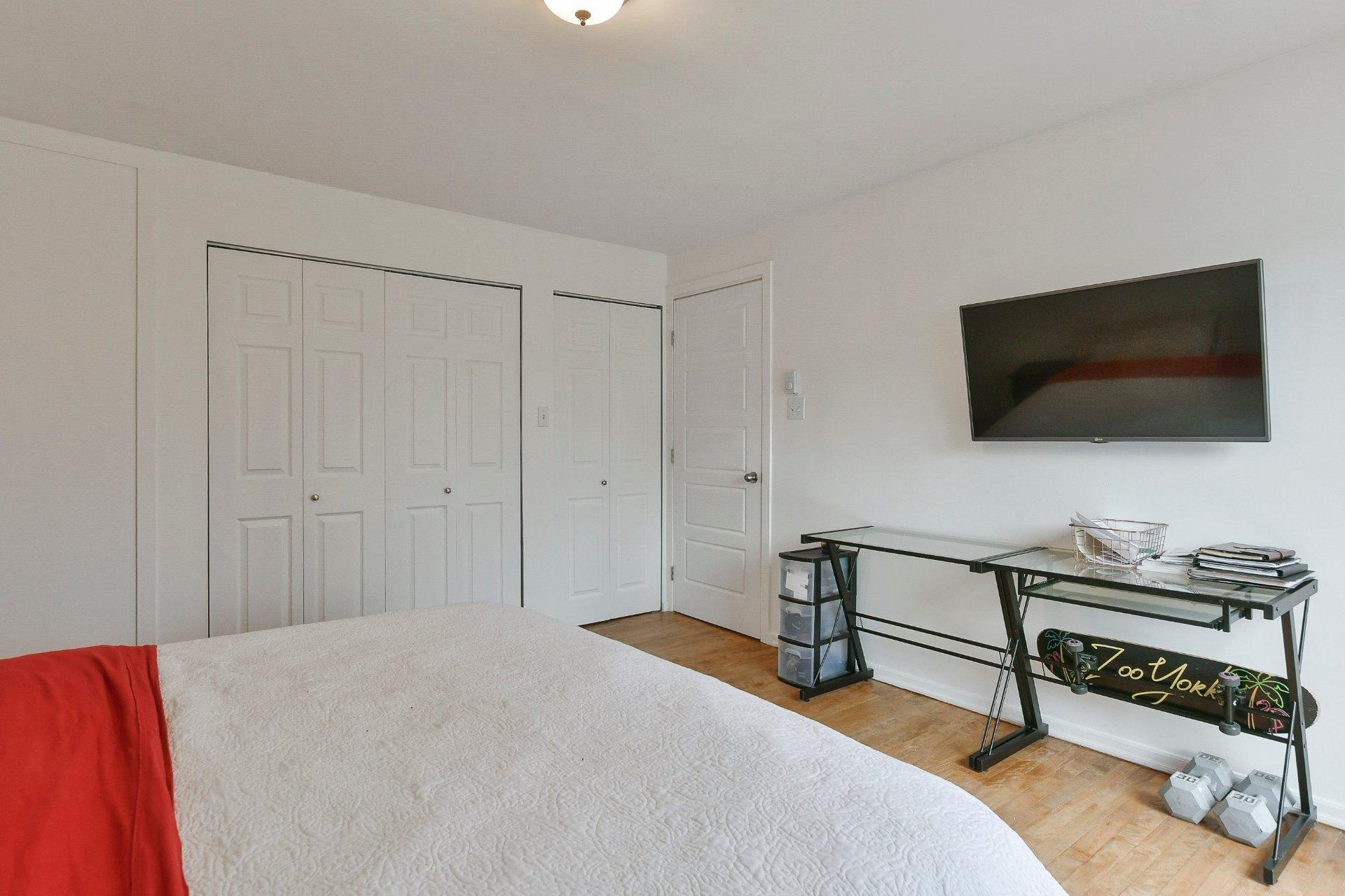 









238

 - 238B


Av. Barron

,
Lachute,




QC
J8H2G2

