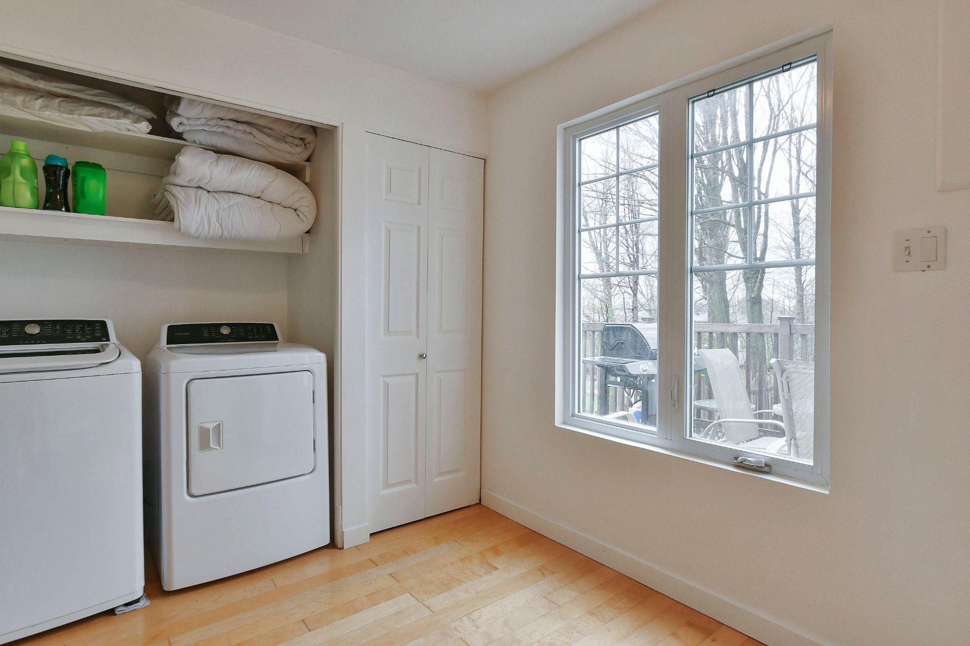 









238

 - 238B


Av. Barron

,
Lachute,




QC
J8H2G2

