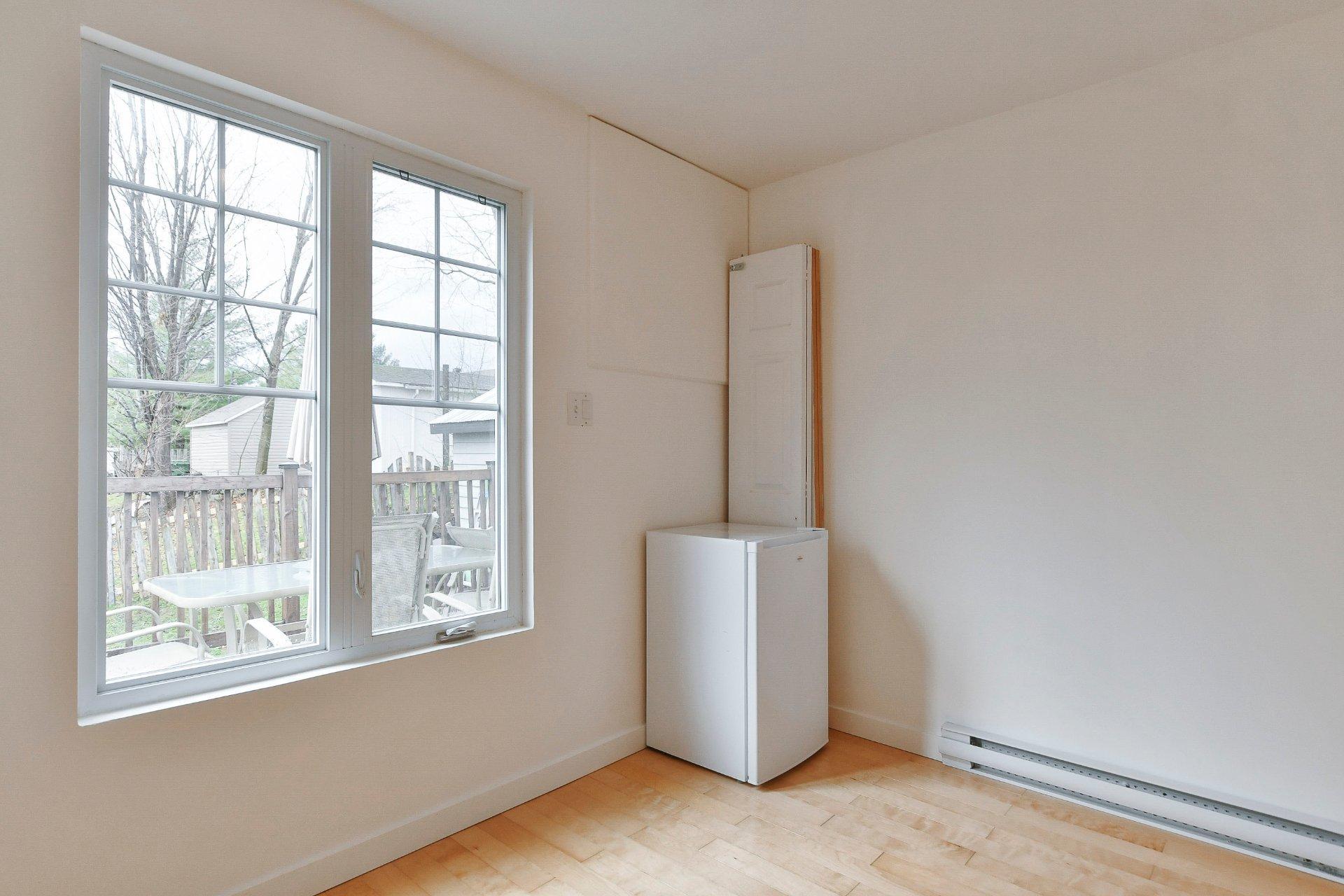 









238

 - 238B


Av. Barron

,
Lachute,




QC
J8H2G2

