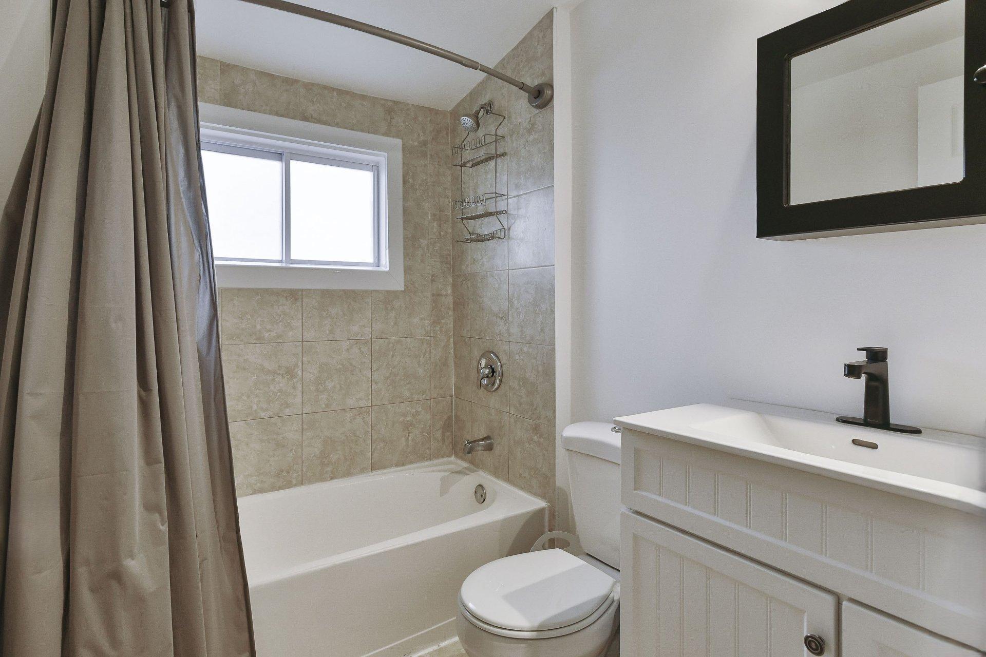 









238

 - 238B


Av. Barron

,
Lachute,




QC
J8H2G2


