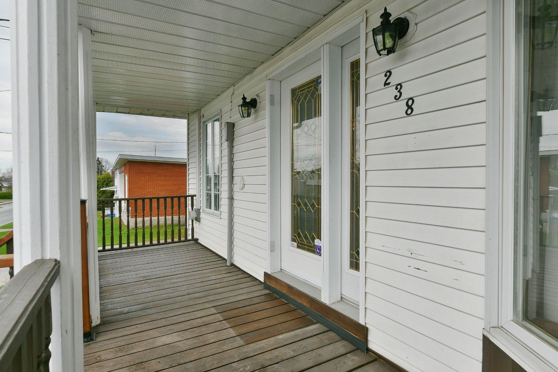 









238

 - 238B


Av. Barron

,
Lachute,




QC
J8H2G2

