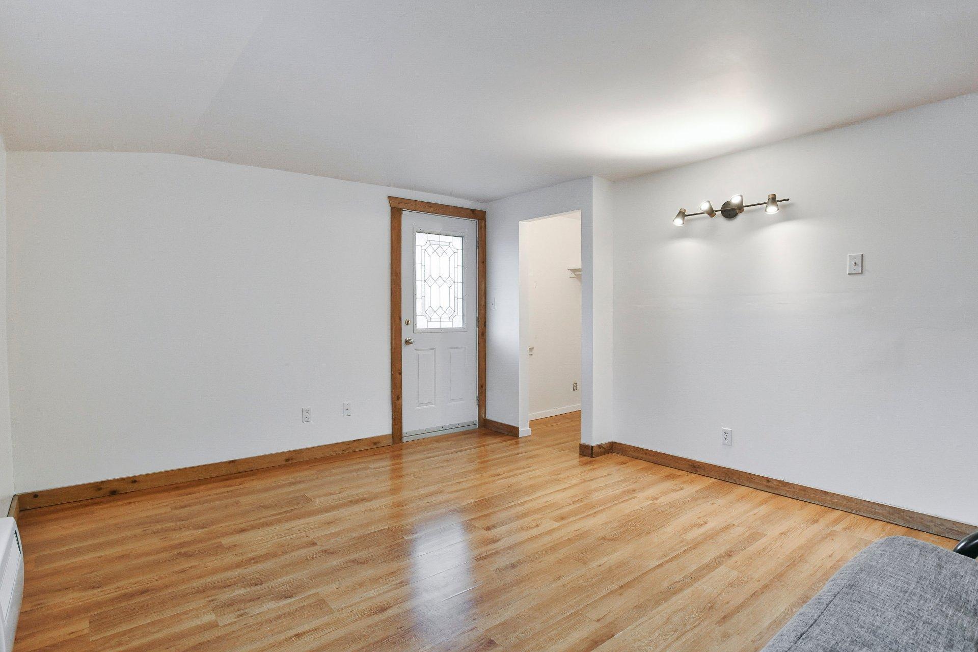 









238

 - 238B


Av. Barron

,
Lachute,




QC
J8H2G2


