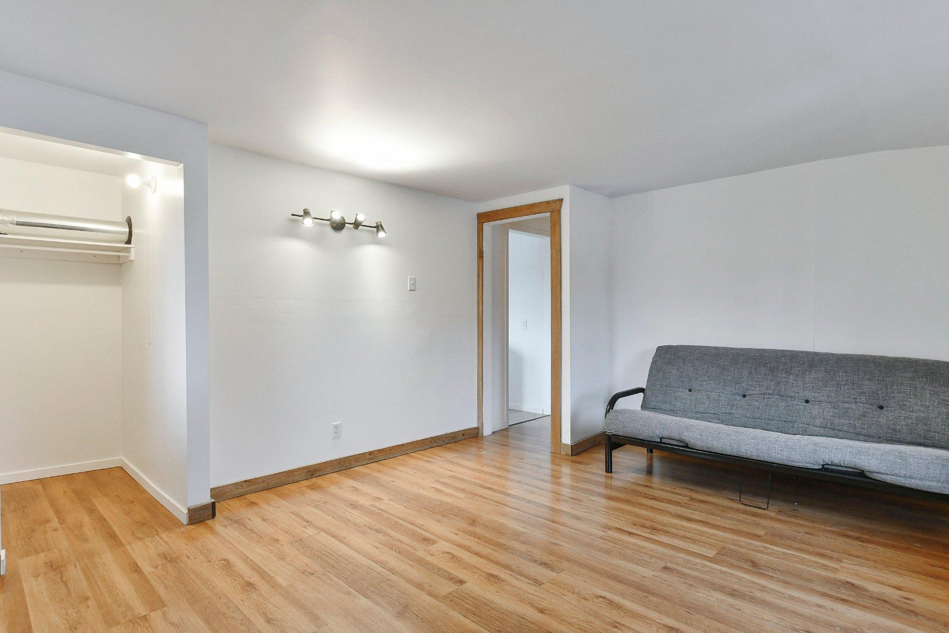 









238

 - 238B


Av. Barron

,
Lachute,




QC
J8H2G2


