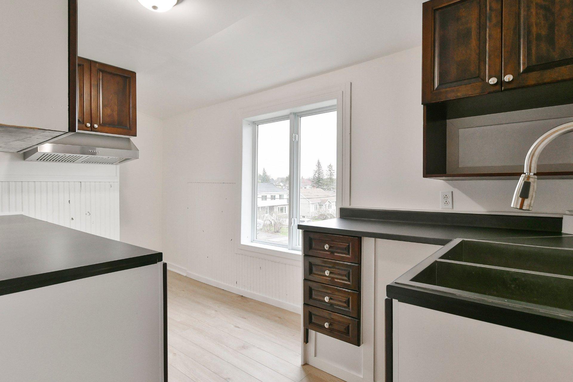 









238

 - 238B


Av. Barron

,
Lachute,




QC
J8H2G2

