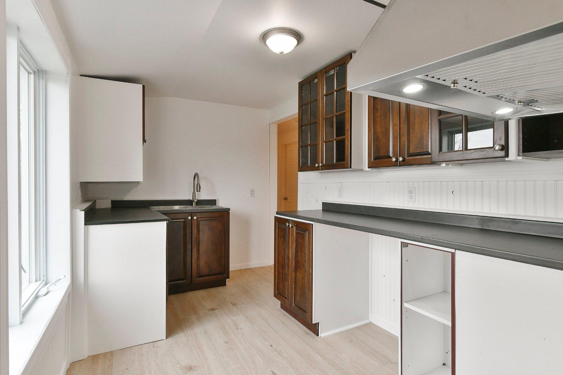 









238

 - 238B


Av. Barron

,
Lachute,




QC
J8H2G2

