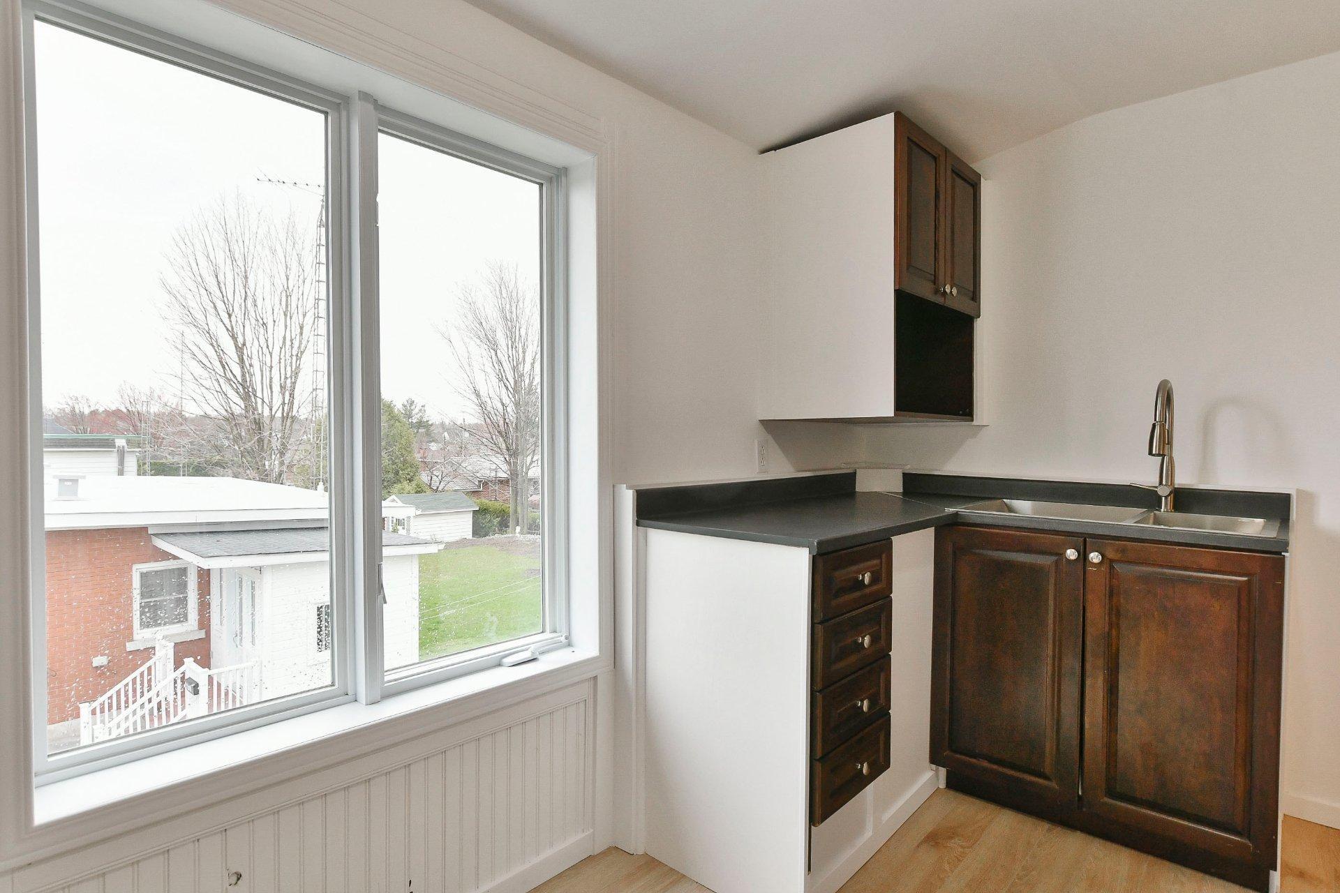 









238

 - 238B


Av. Barron

,
Lachute,




QC
J8H2G2

