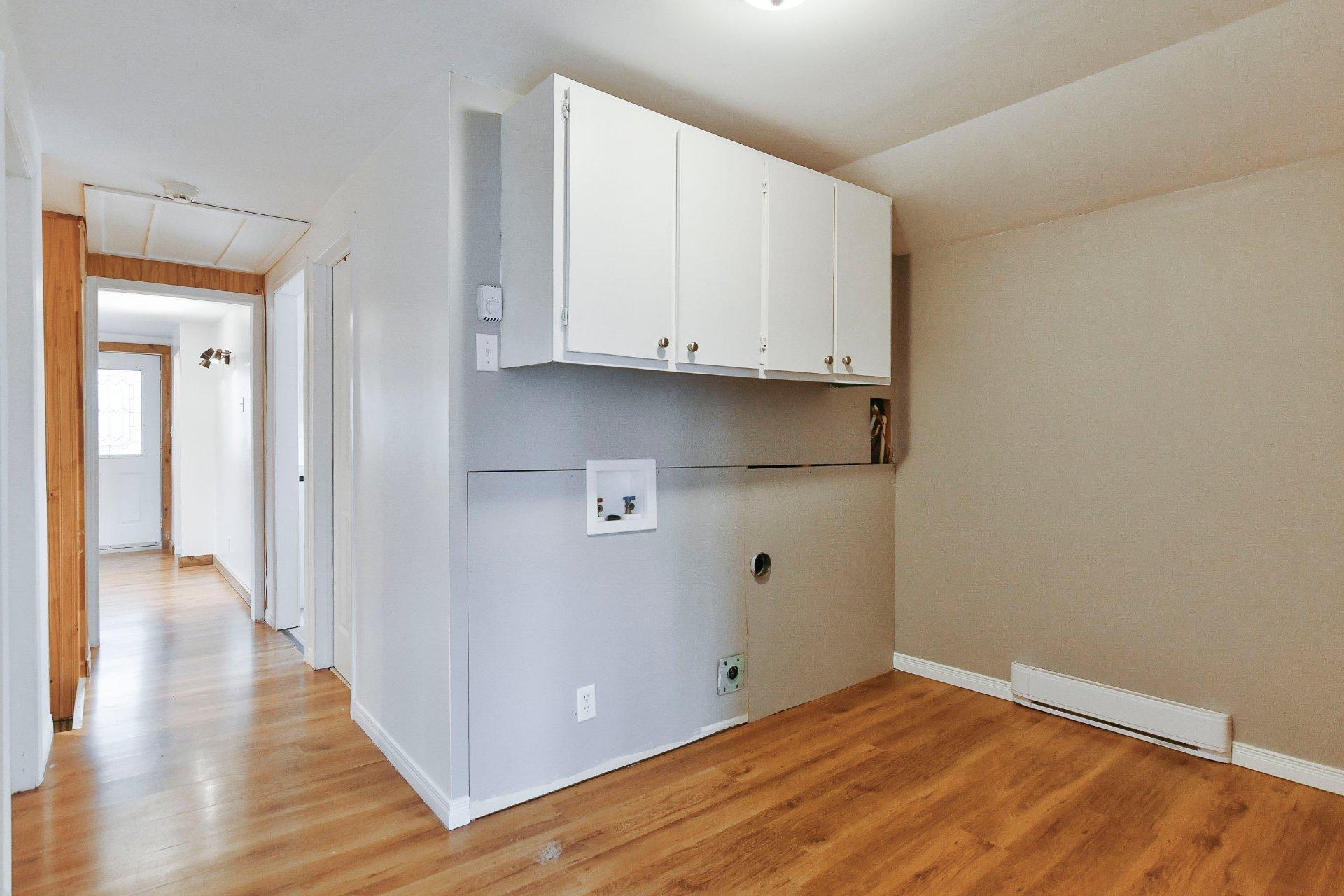 









238

 - 238B


Av. Barron

,
Lachute,




QC
J8H2G2

