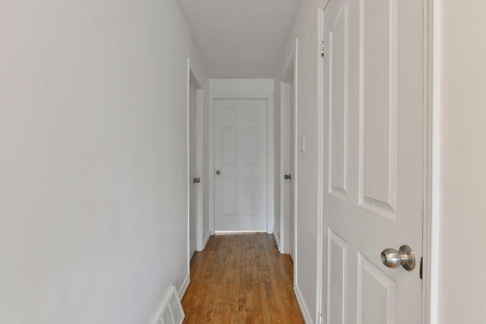









238

 - 238B


Av. Barron

,
Lachute,




QC
J8H2G2

