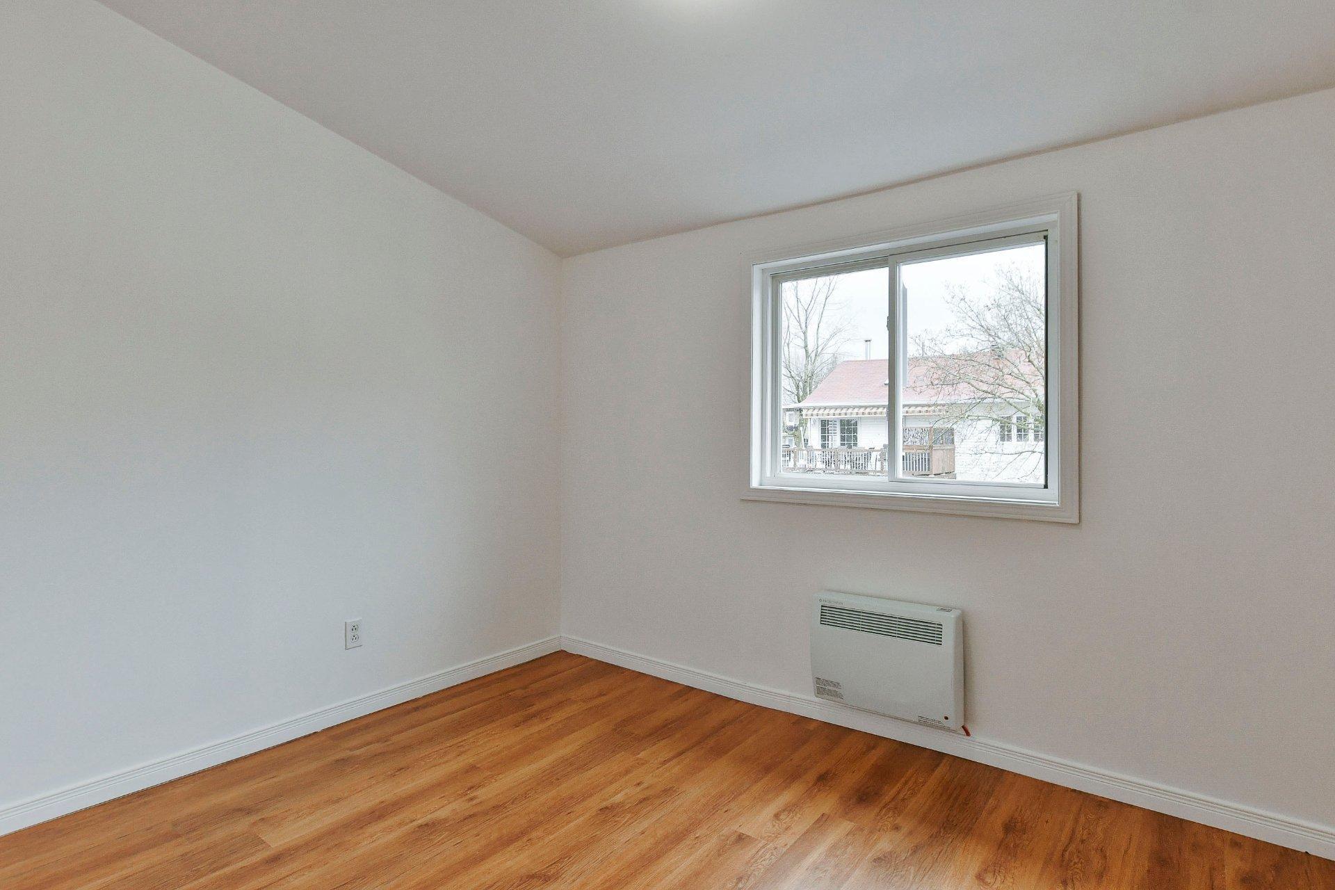 









238

 - 238B


Av. Barron

,
Lachute,




QC
J8H2G2

