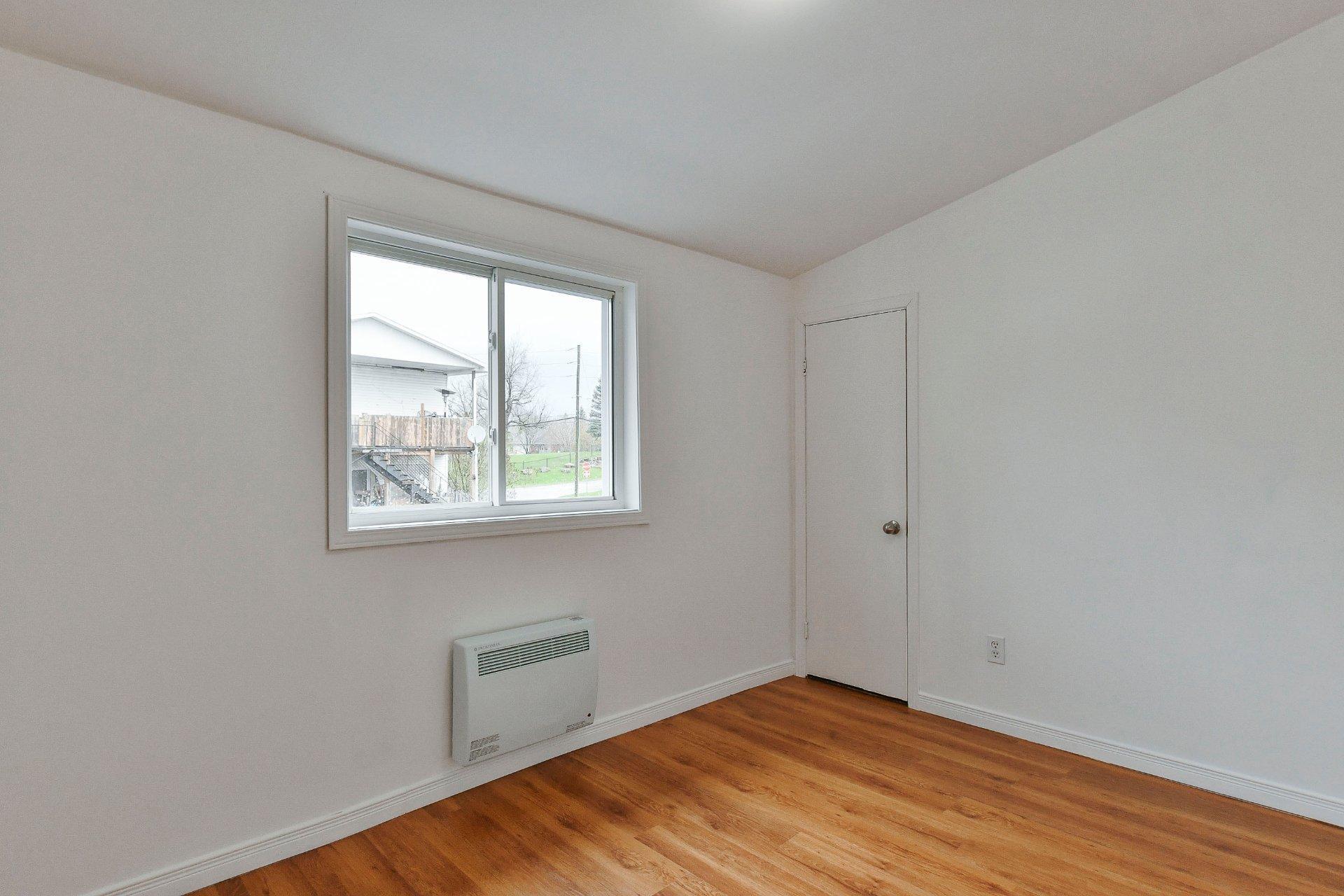 









238

 - 238B


Av. Barron

,
Lachute,




QC
J8H2G2

