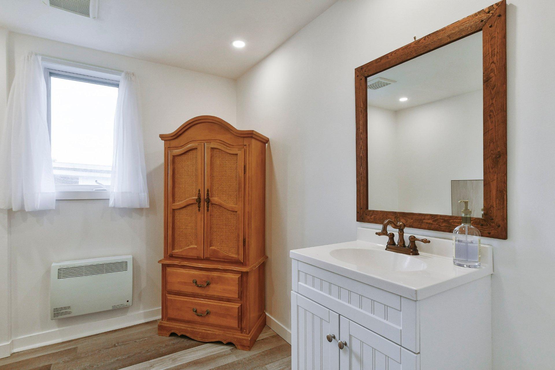 









238

 - 238B


Av. Barron

,
Lachute,




QC
J8H2G2

