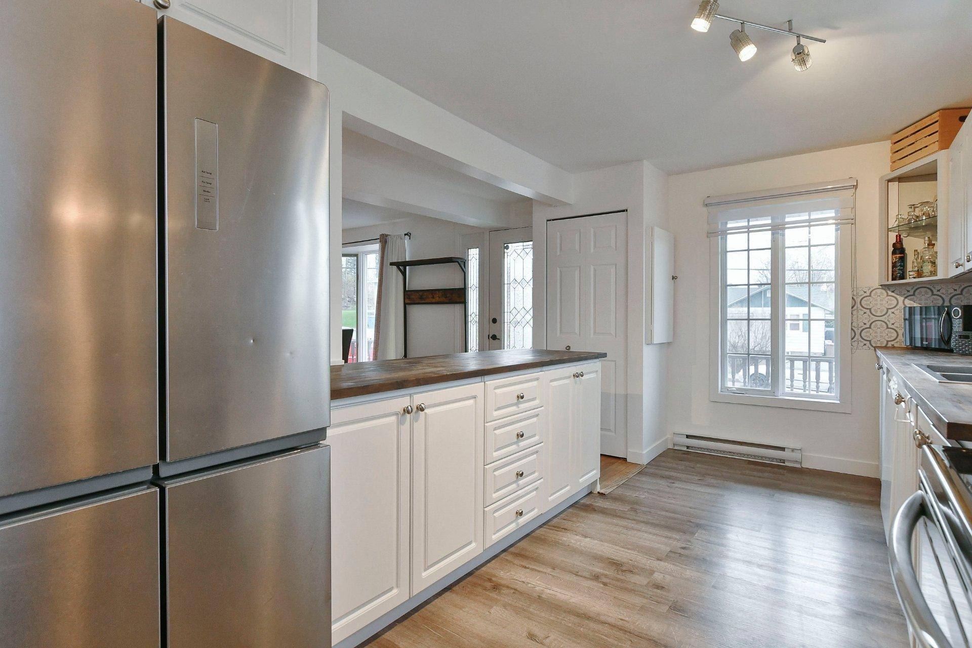 









238

 - 238B


Av. Barron

,
Lachute,




QC
J8H2G2

