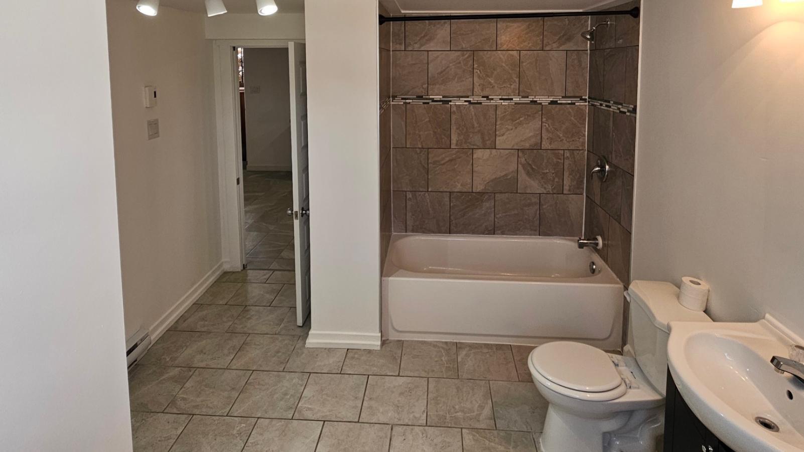 









238

 - 238B


Av. Barron

,
Lachute,




QC
J8H2G2

