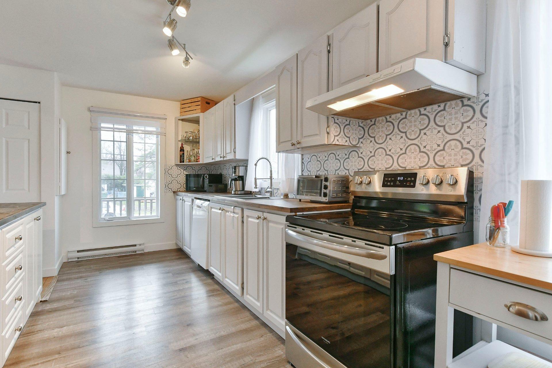 









238

 - 238B


Av. Barron

,
Lachute,




QC
J8H2G2

