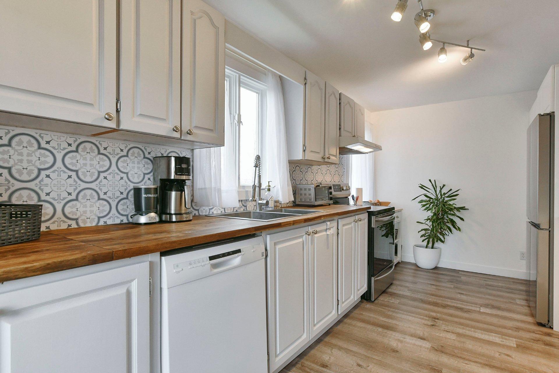 









238

 - 238B


Av. Barron

,
Lachute,




QC
J8H2G2

