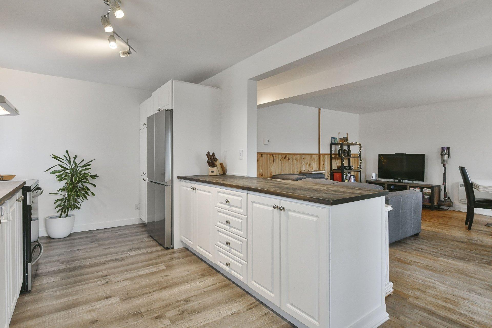 









238

 - 238B


Av. Barron

,
Lachute,




QC
J8H2G2

