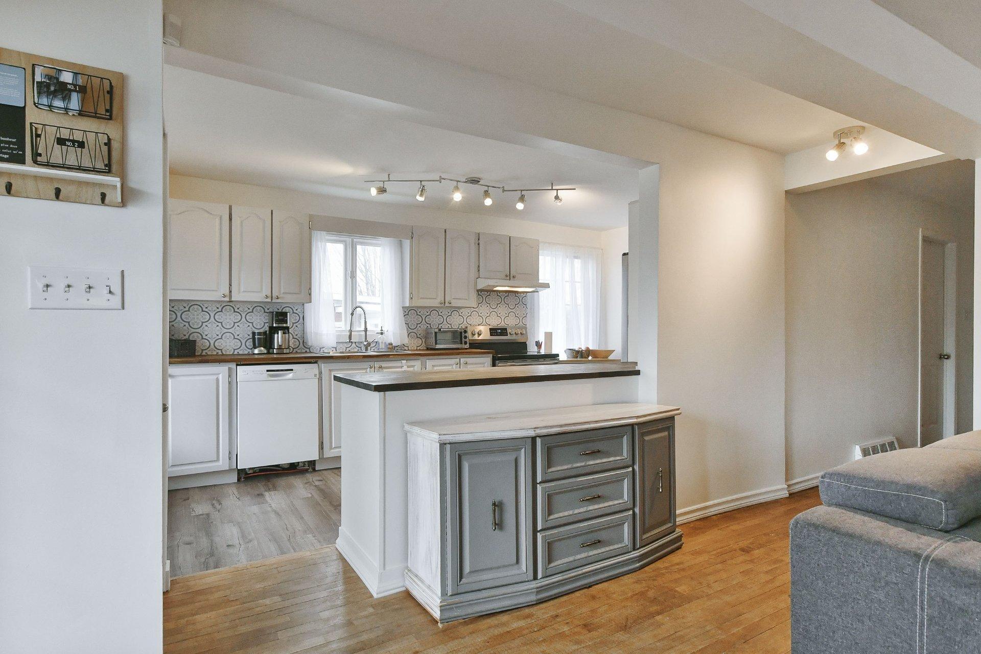 









238

 - 238B


Av. Barron

,
Lachute,




QC
J8H2G2

