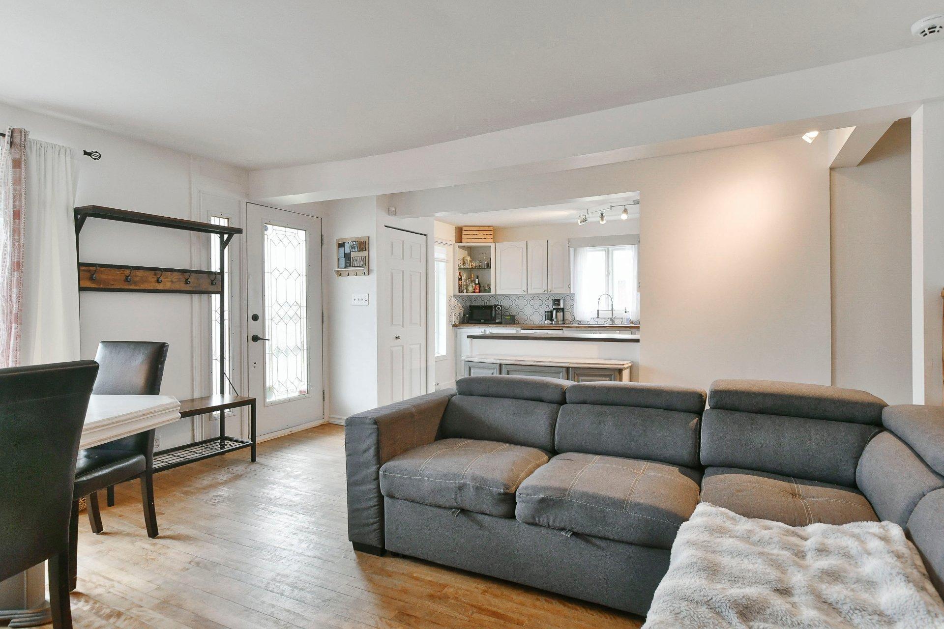 









238

 - 238B


Av. Barron

,
Lachute,




QC
J8H2G2

