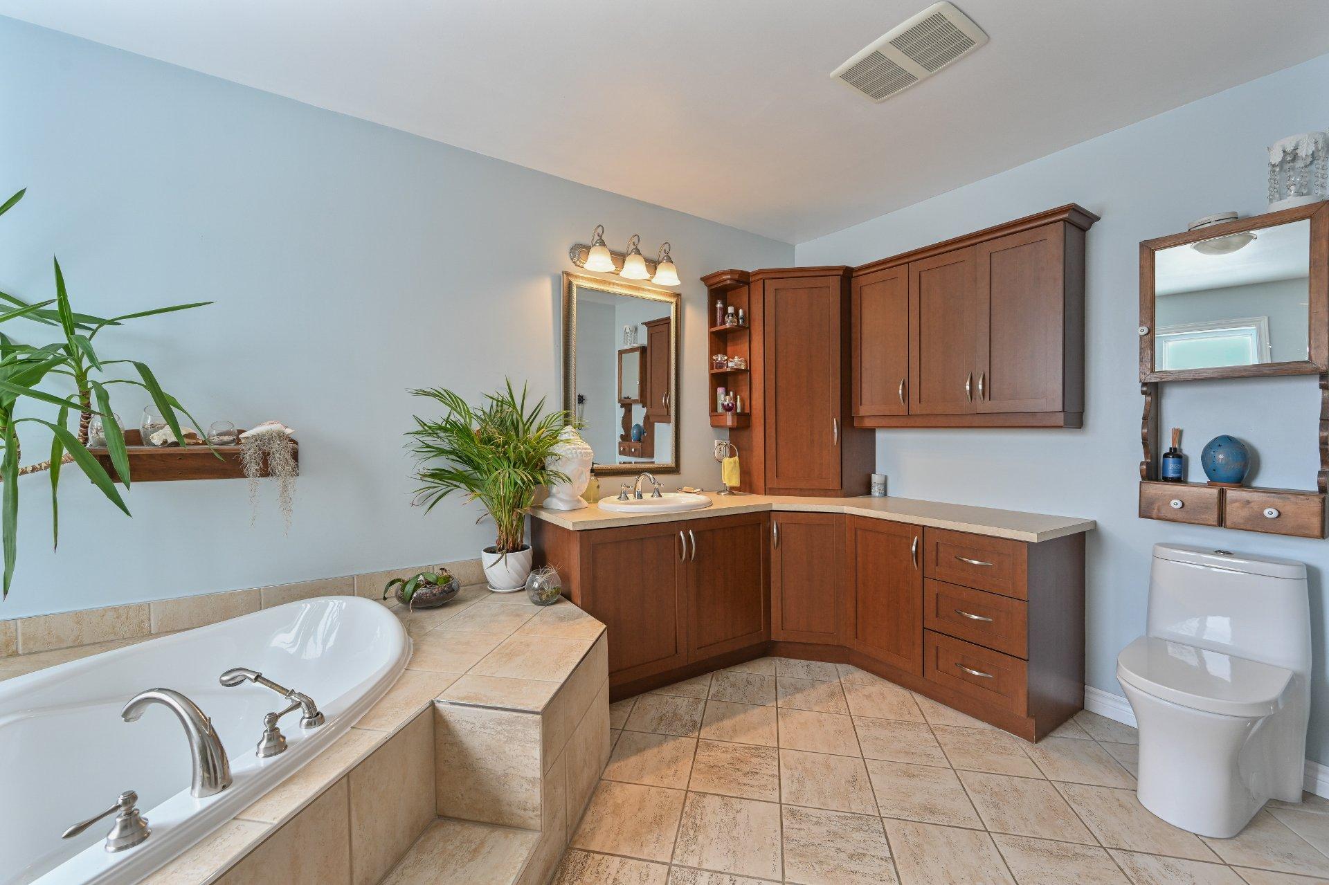 









52


Rue De Lourtel

,
Saint-Jean-sur-Richelieu,




QC
J2W3A5

