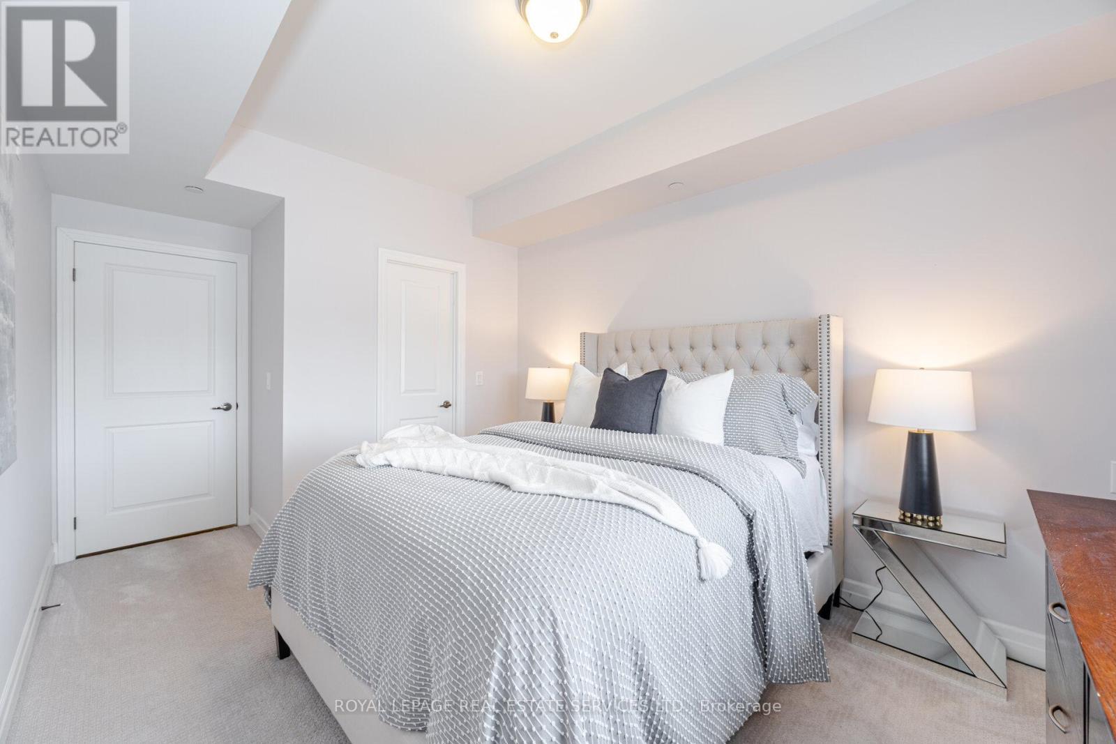 












206 - 2300 UPPER MIDDLE ROAD W

,
Oakville,




Ontario
L6M0T4


