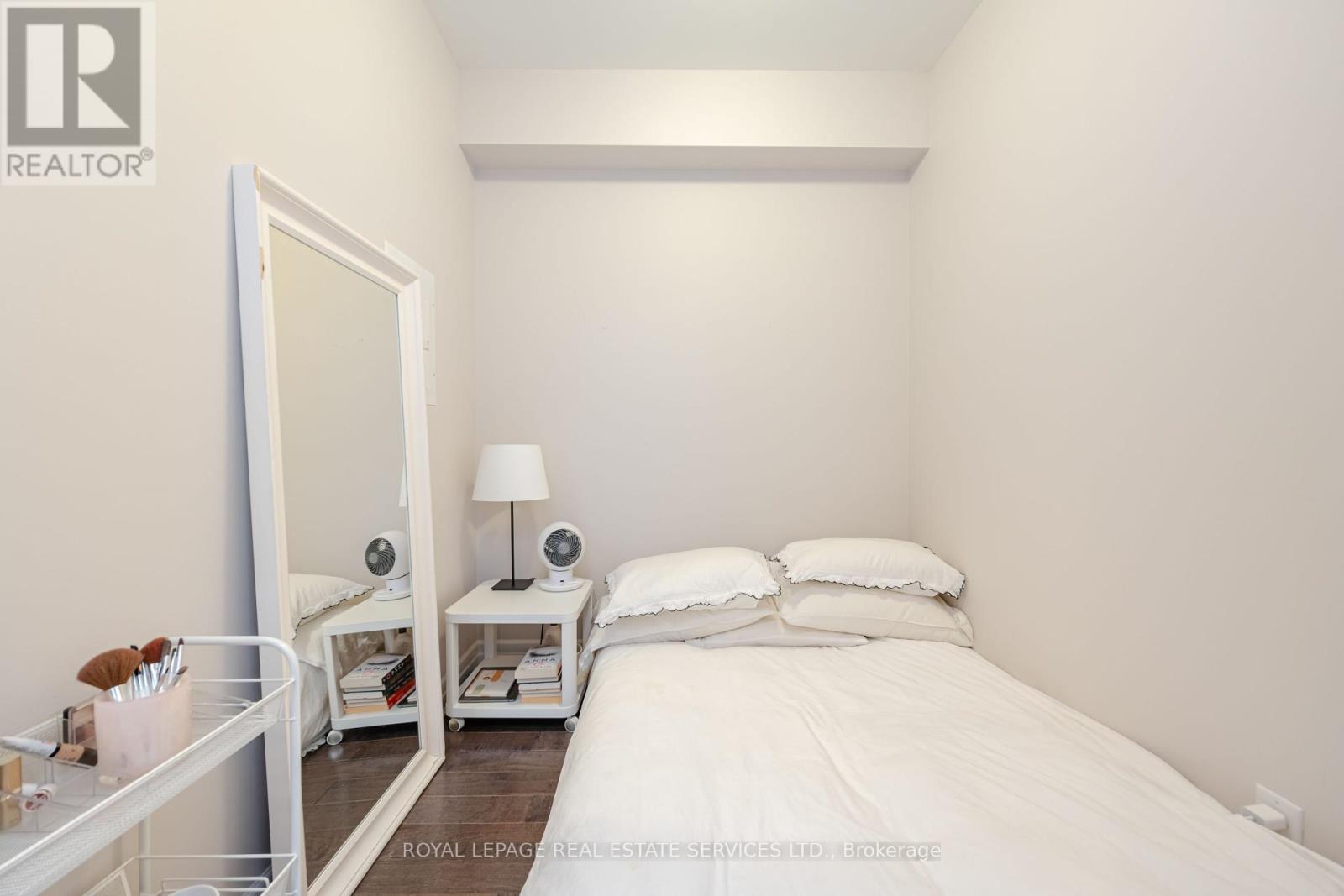 












206 - 2300 UPPER MIDDLE ROAD W

,
Oakville,




Ontario
L6M0T4

