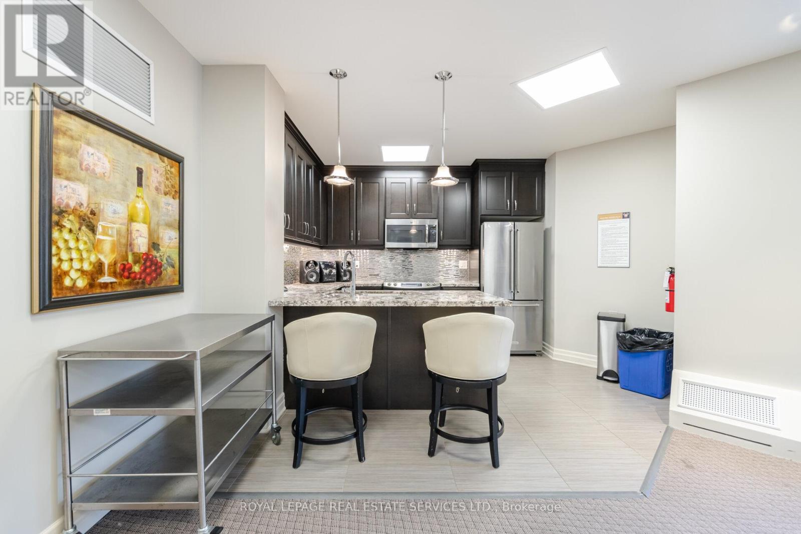 












206 - 2300 UPPER MIDDLE ROAD W

,
Oakville,




Ontario
L6M0T4

