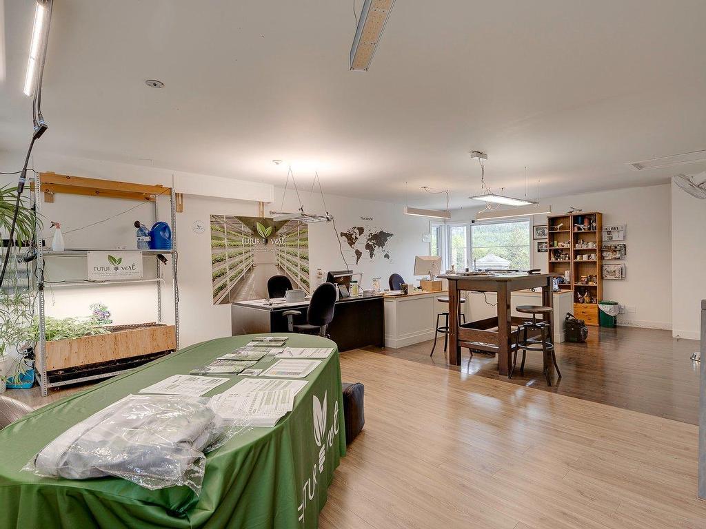 









450

 - 464


Boul. des Laurentides

,
Piedmont,




QC
J0R1K0

