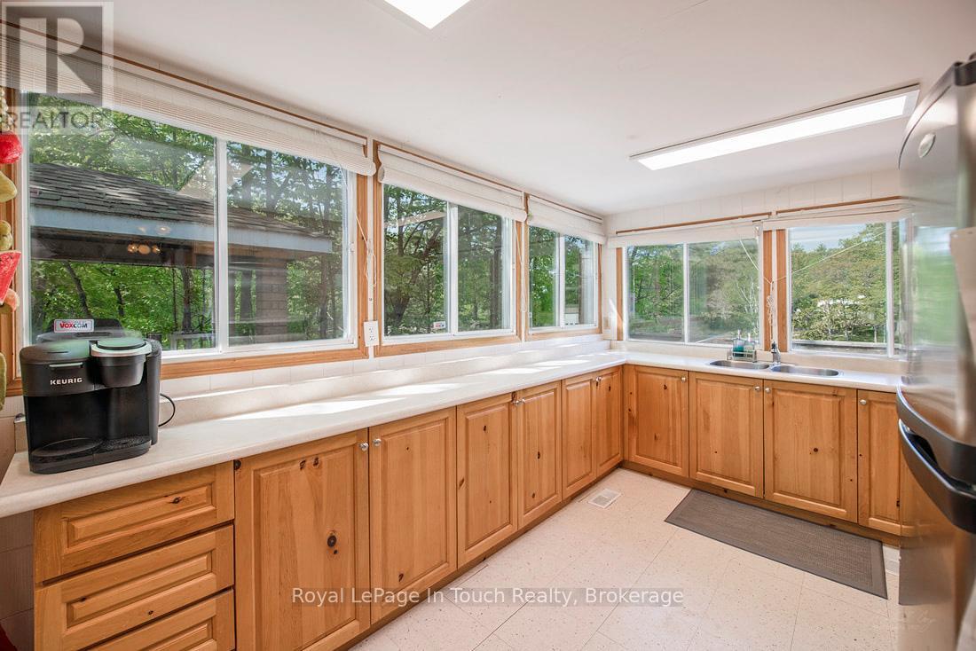 












285 CROOKED BAY ROAD

,
Georgian Bay (Baxter),




Ontario
L0K1S0

