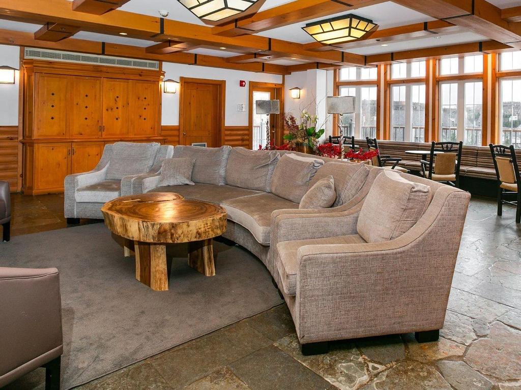 









140


Ch. au Pied-de-la-Montagne

, 346,
Mont-Tremblant,




QC
J8E1T1

