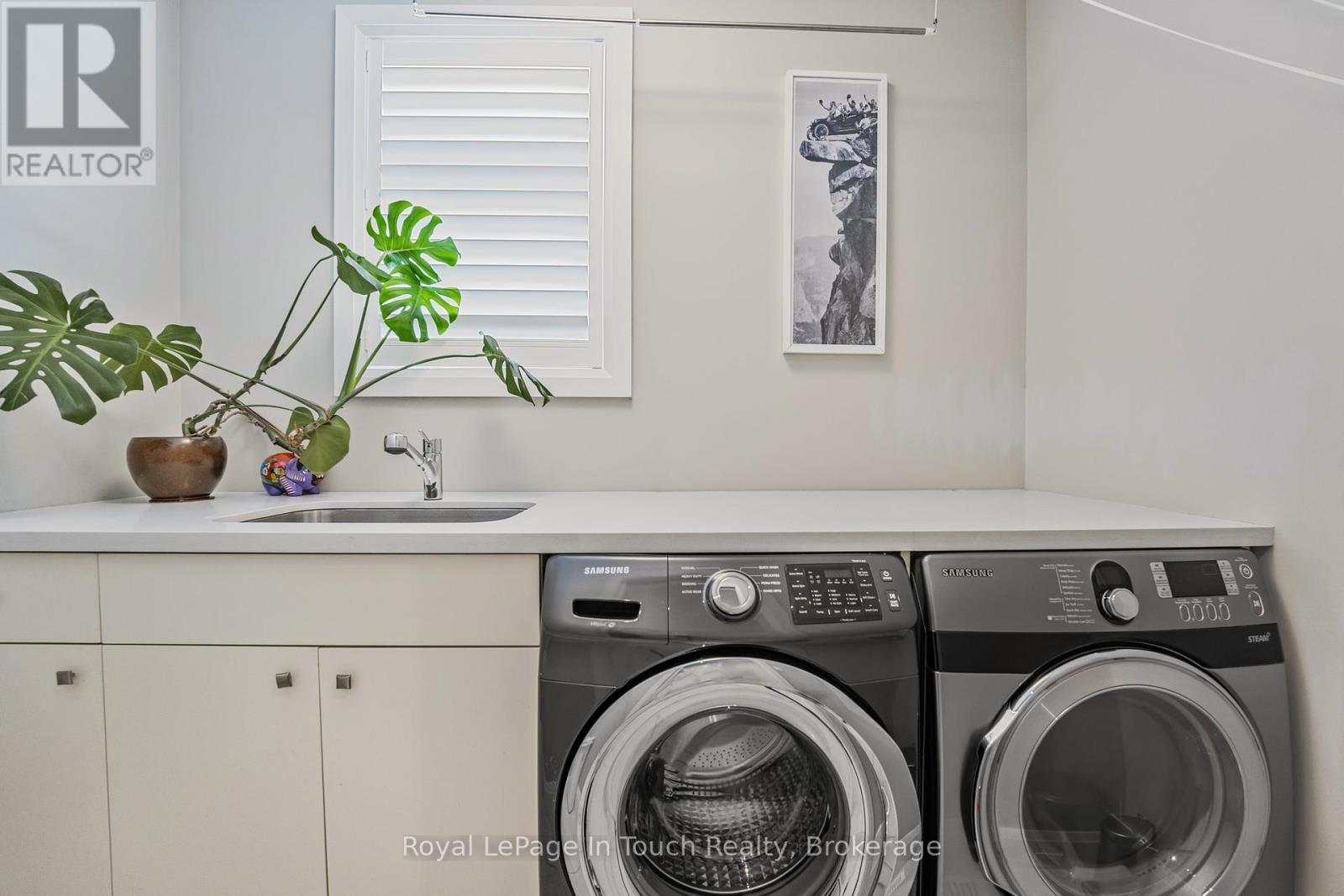












17 SWAN LANE

,
Tay (Port McNicoll),




Ontario
L0K1R0

