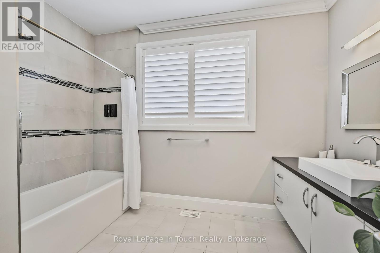 












17 SWAN LANE

,
Tay (Port McNicoll),




Ontario
L0K1R0

