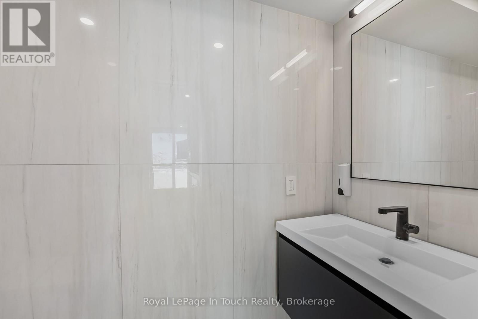












17 SWAN LANE

,
Tay (Port McNicoll),




Ontario
L0K1R0

