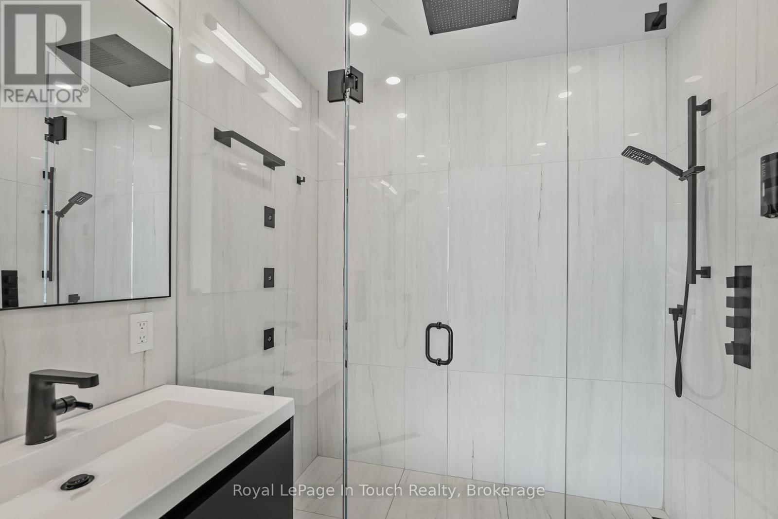 












17 SWAN LANE

,
Tay (Port McNicoll),




Ontario
L0K1R0

