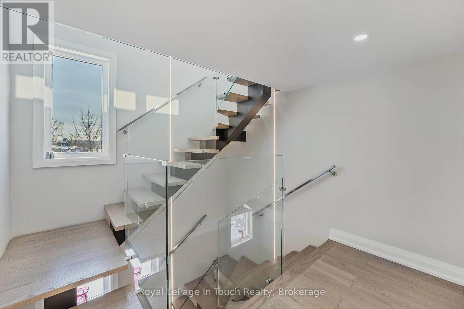 












17 SWAN LANE

,
Tay (Port McNicoll),




Ontario
L0K1R0

