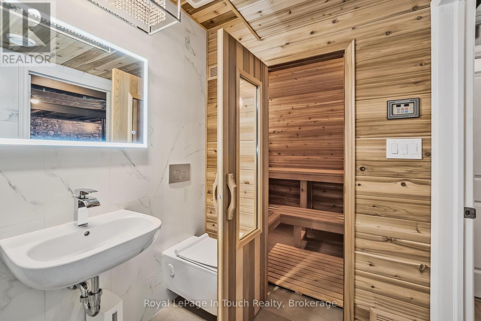 












17 SWAN LANE

,
Tay (Port McNicoll),




Ontario
L0K1R0


