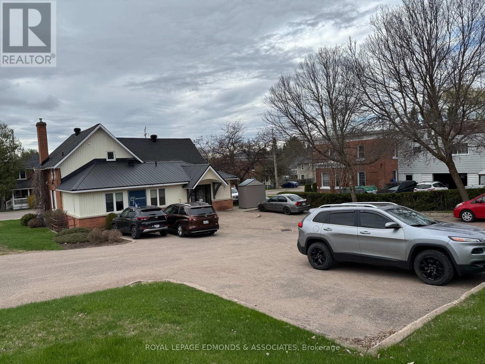 












481 MACKAY STREET

,
Pembroke,




Ontario
K8A1E5

