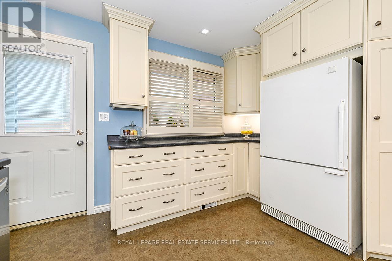 












99 MOUNTBATTEN DRIVE

,
Hamilton,




Ontario
L9C3V6

