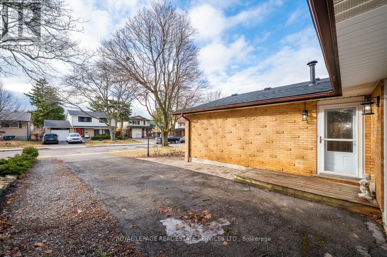 












99 MOUNTBATTEN DRIVE

,
Hamilton,




Ontario
L9C3V6

