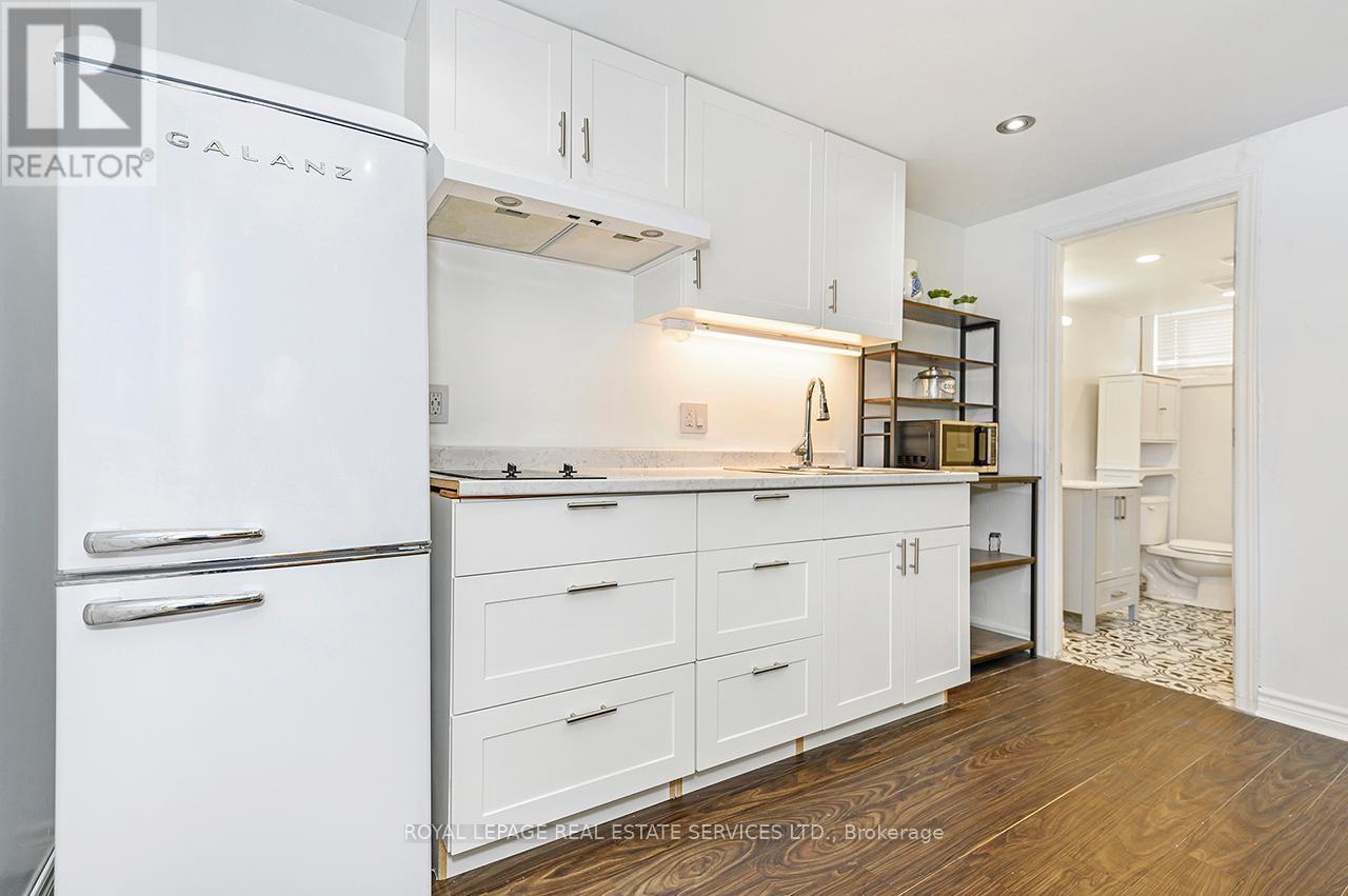 












99 MOUNTBATTEN DRIVE

,
Hamilton,




Ontario
L9C3V6

