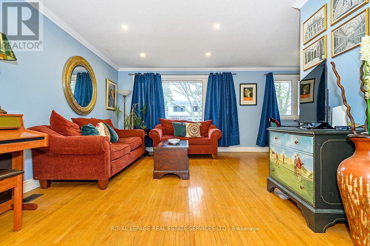












99 MOUNTBATTEN DRIVE

,
Hamilton,




Ontario
L9C3V6

