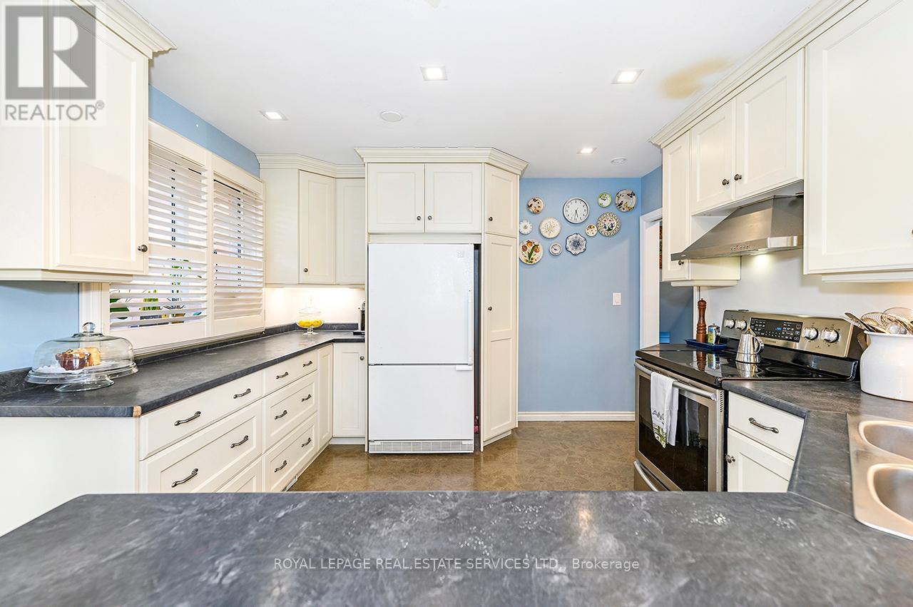 












99 MOUNTBATTEN DRIVE

,
Hamilton,




Ontario
L9C3V6

