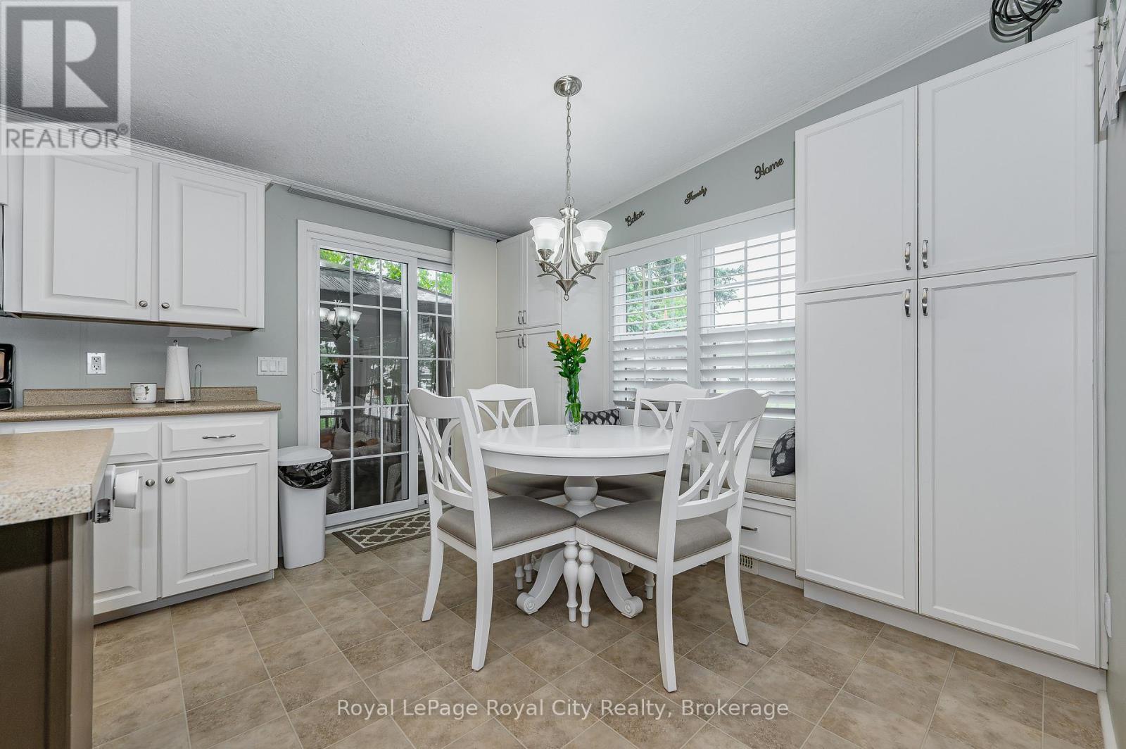 












40 BULLFROG DRIVE

,
Puslinch,




Ontario
N0B2J0

