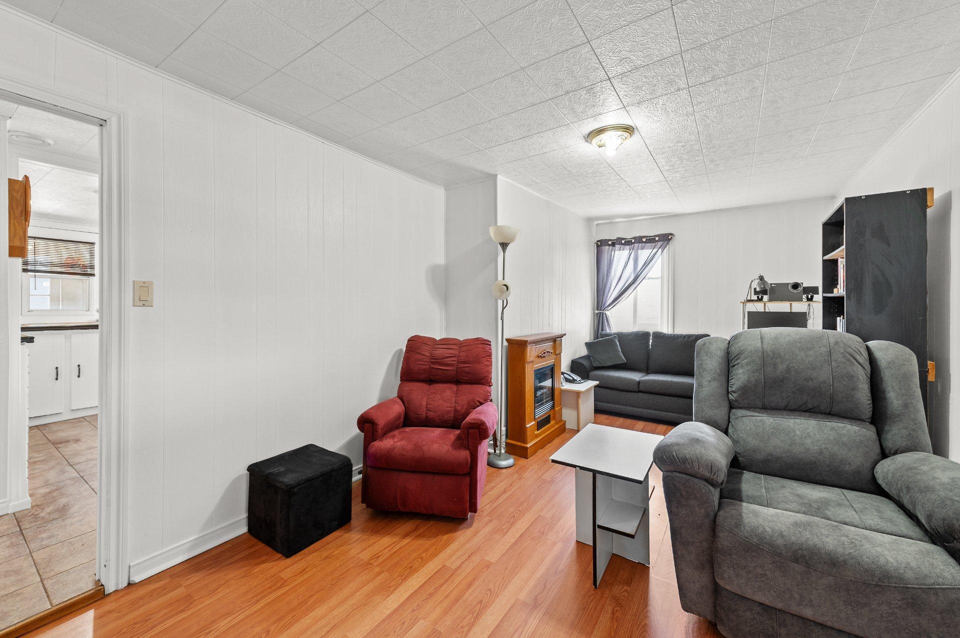 









588Z

 - 590Z


Rue Lajeunesse

,
Sainte-Agathe-des-Monts,




QC
J8C2Y6

