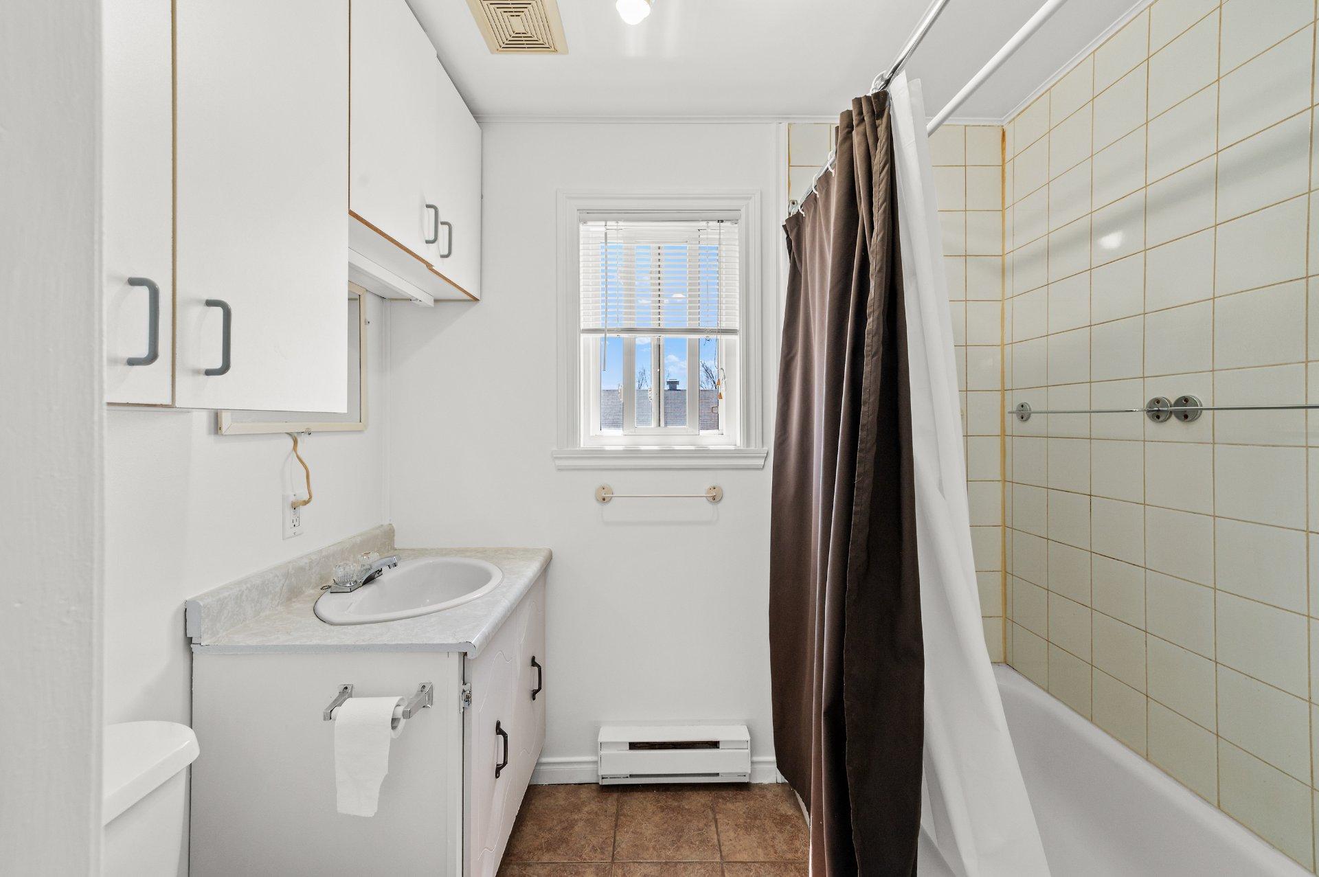 









588Z

 - 590Z


Rue Lajeunesse

,
Sainte-Agathe-des-Monts,




QC
J8C2Y6


