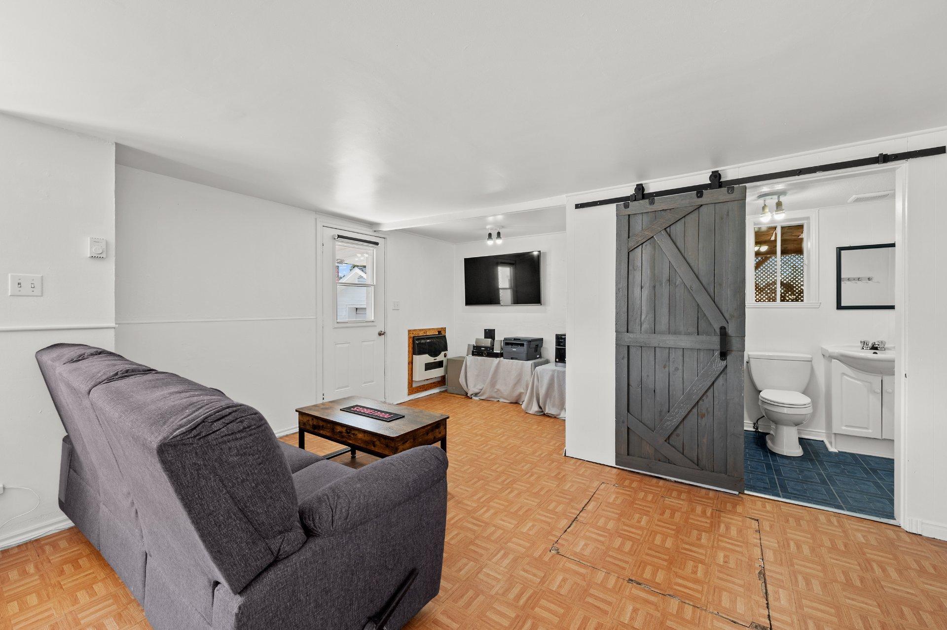 









588Z

 - 590Z


Rue Lajeunesse

,
Sainte-Agathe-des-Monts,




QC
J8C2Y6

