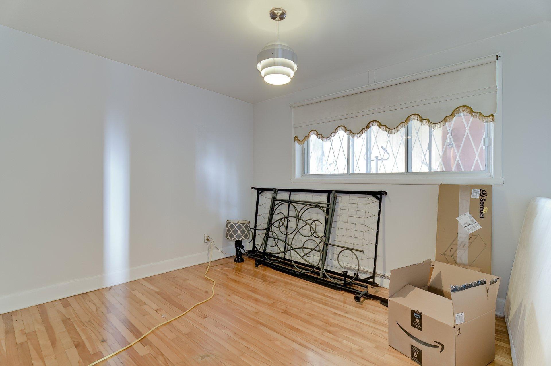 









1929


Rue Gérard

,
Laval (Chomedey),




QC
H7T1N2

